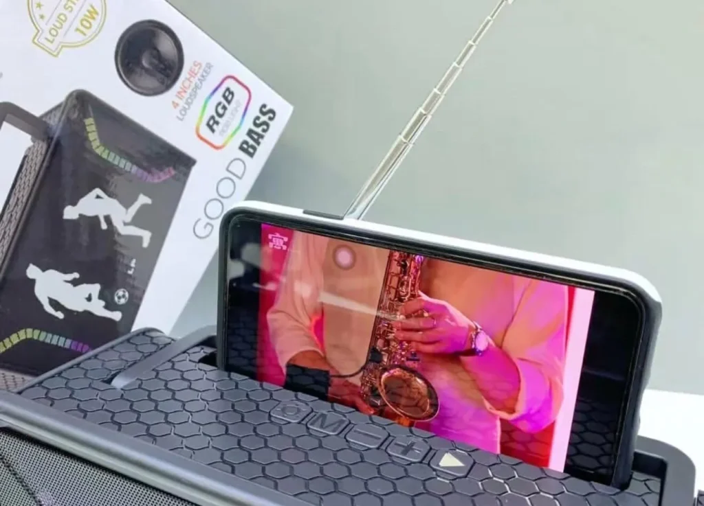 اشترِ سماعة صب LP-V86 MINI RGB الأصلية بمصر. صوت ستيريو قوي، إضاءة RGB مبهجة، بطارية 1800mAh ودعم USB وTF Card بأفضل سعر من KCS Store.