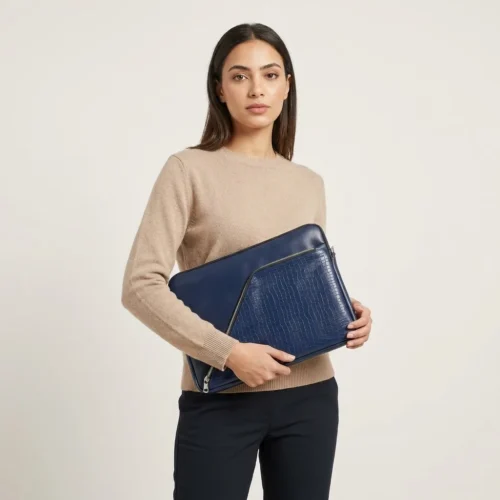 اشتري حافظة لابتوب جلد Premium Leather Laptop Sleeve 15.6 Inch بنقشة الجلد البارزة وخامات مقاومة للماء والصدمات. حماية متكاملة وجيب للشاحن بأفضل سعر إكسسوارات لابتوب في مصر!