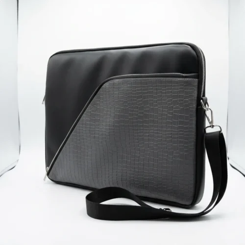 اشتري حافظة لابتوب جلد Premium Leather Laptop Sleeve 15.6 Inch بنقشة الجلد البارزة وخامات مقاومة للماء والصدمات. حماية متكاملة وجيب للشاحن بأفضل سعر إكسسوارات لابتوب في مصر!