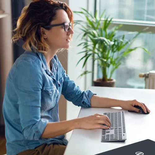 اشتري شاشة ديل الاحترافية Dell P2421D مقاس 24 بوصة بدقة 2K QHD استيراد فرز أول في مصر. لوحة IPS، حواف نحيفة، وحامل كامل الضبط والتدوير. مثالية للمكاتب والمبرمجين!
